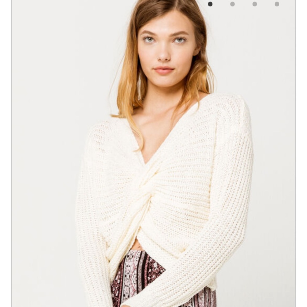 IVY & MAIN Twist Front Cream Womens Pullover